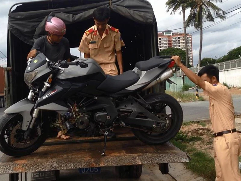 Chiếc xe mô tô thể thao hiệu Benelli sau đó đã được đưa khỏi hiện trường. 